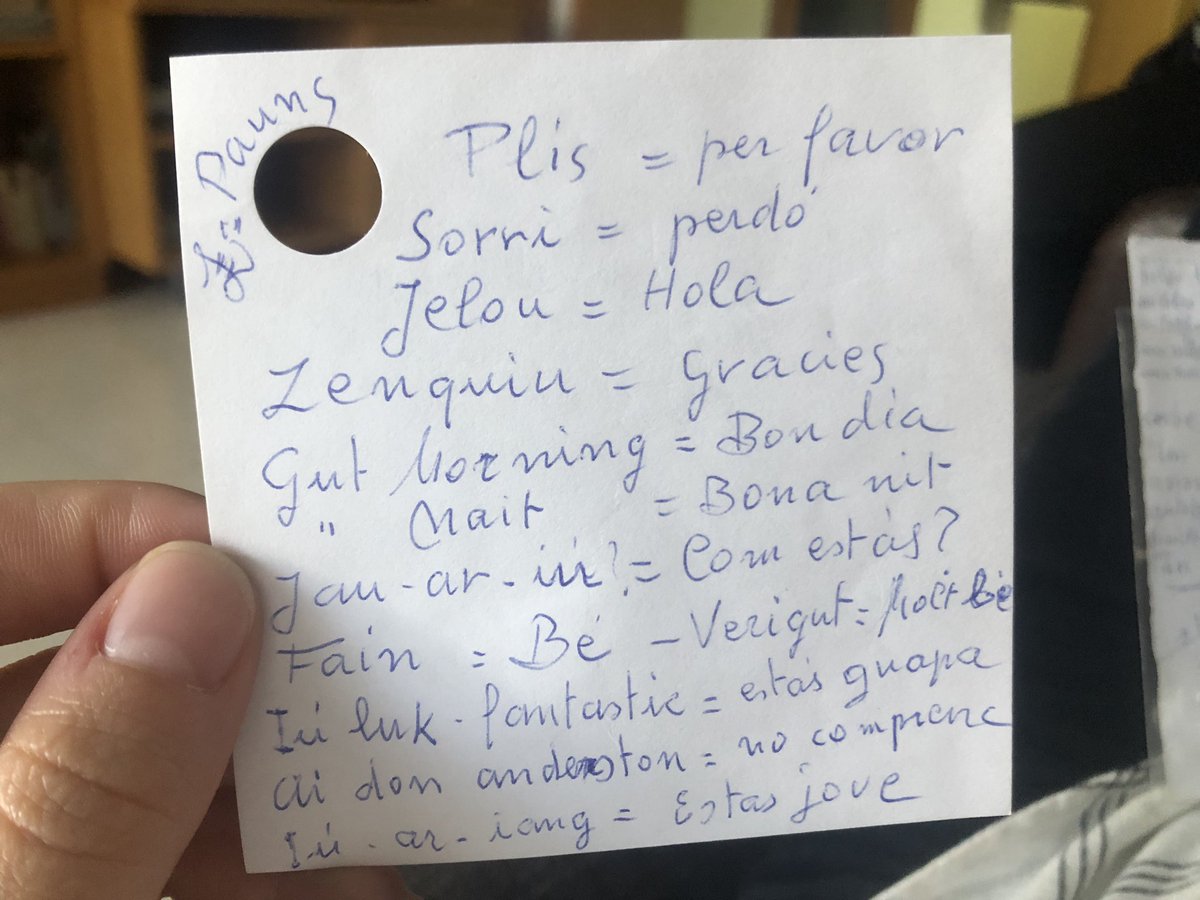 Rut_memu's tweet photo. Fa uns anys la meva àvia va anar 3 dies a Anglaterra. Avui ens ha ensenyat el paperet que es va endur per poder-se defensar. El ‘iú luk fantastic’ m’ha agradat. https://t.co/Ne7gl17T1u