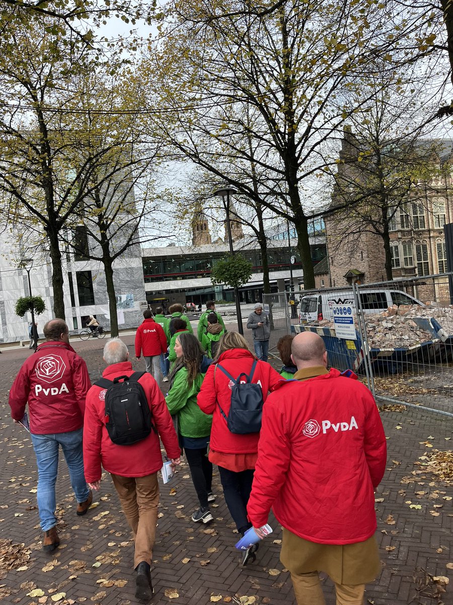 Dat was weer een mooi middagje #arnhem #flyeren en #HaH met <a href="/GLGld/">GroenLinks Gelderland</a> , <a href="/PvdA_GLD/">PvdA Gelderland</a> , <a href="/GroenLinks026/">GroenLinks Arnhem</a> en onze Gelderse kandidaten <a href="/PLSmits/">Paul L. Smits 💚</a> en <a href="/jan_daenen/">Jan Daenen</a> . #samenkanhet Nog 21 dagen