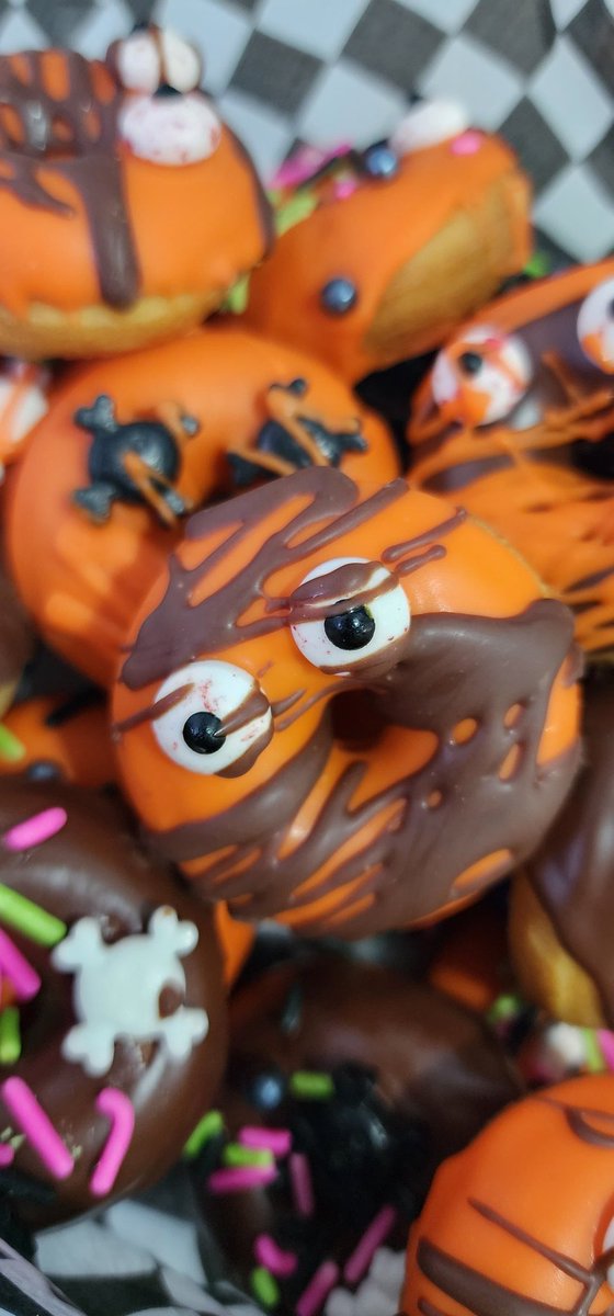 acg_dg's tweet image. #Poderosotienefrío usaré el hashtag  para presumir las creepy donitas de jalowin que se rifó @lula_cg 🤩🎃☠️