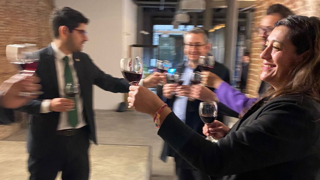 ini_sanitarias's tweet photo. Ayer @EmbaMexUru organizó una recepción para el equipo mexicano de @virintad que vino a visitarnos, con el que venimos trabajando en el marco del proyecto #SexualidadSinFakes desde el año pasado de la mano del Fondo de Cooperación #Uruguay #México @AuciUruguay @AMEXCID 🇺🇾🤝🇲🇽 https://t.co/5reJ7wDq98
