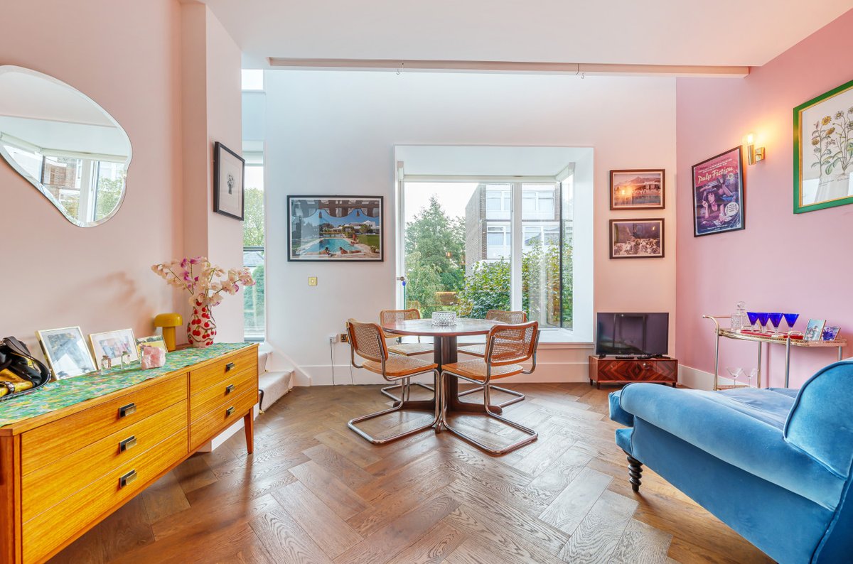 KFHproperty's tweet photo. How cool are these retro interiors?! This one bedroom split level mezzanine in Putney is a vision of colour. 💗💗
Listing here: https://t.co/01tjAPfqeF
#kfhproperty #london #sw15 #putney #londonestateagent #londonproperty #propertytobuy #interiorinspo #retrointeriors https://t.co/OiNZcmKT1J