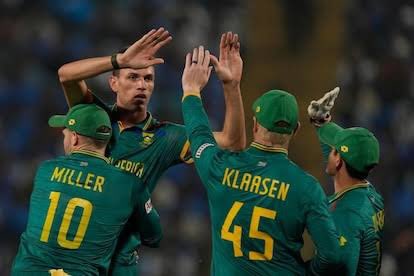 South Africa in the last 5 wins while batting first in this WC.

- Won by 102 runs vs SL
- Won by 134 runs vs AUS
- Won by 229 runs vs ENG
- Won by 149 runs vs BAN
- Won by 190 runs vs NZ

They are unstoppable while batting first.

#SAvsNZ #NZvSA #NZLvsRSA #NZLvRSA