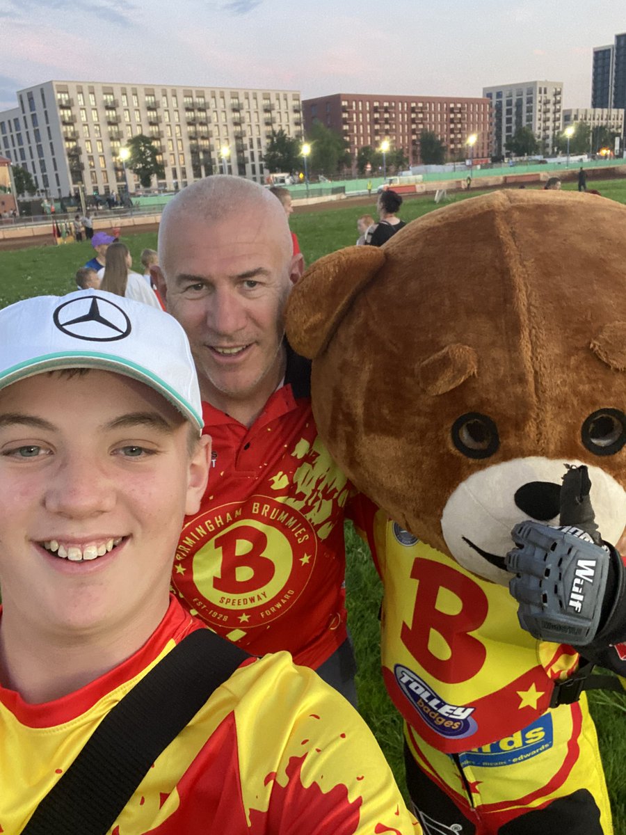 Hunsy1969's tweet image. Well that’s the end of another #speedway season enjoyed being involved with @BrumSpeedway again also pleased to support @ulleracing farewell meeting, great to see him mixing with his loyal fans.