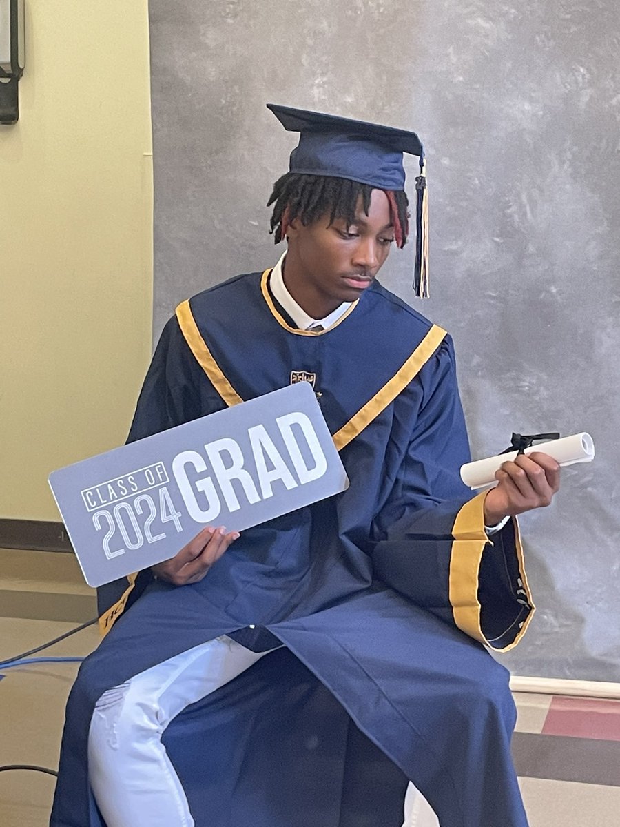 Jordan5Toney's tweet photo. Told you Mamma, I’m gonna make you proud!!! Most do it in 4, I did it in 3 1/2… #beattheodds #DaCharter #EarlyGraduate #EarlyEnrollment https://t.co/7id2NC7n3G