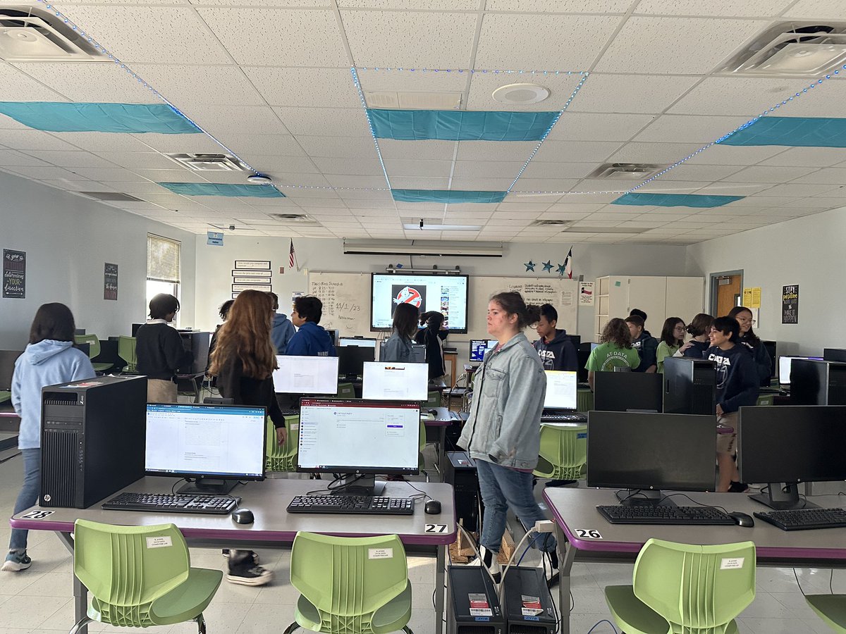 msjteachestech's tweet photo. 7th grade digital media students are learning to give feedback and accept constructive criticism. We’re having our second critique party of the year. @dataedwhite #thedataway https://t.co/W5tDtADPmU