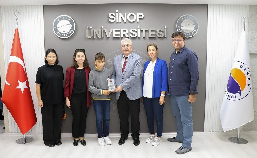 Sinop İstiklal İlkokulu (@yasinsakalli57) on Twitter photo Dünya Birincimiz Rektörümüzün misafiri 👏👏👏
<a href="/TCSinopValiligi/">T.C. Sinop Valiliği</a>
<a href="/sinopilmem/">Sinop Milli Eğitim Müdürlüğü</a>
@cebeci26
<a href="/ProfDrSTasdemir/">Prof. Dr. Şakir Taşdemir</a> Dünya Birincimiz Rektörümüzün misafiri 👏👏👏
<a href="/TCSinopValiligi/">T.C. Sinop Valiliği</a>
<a href="/sinopilmem/">Sinop Milli Eğitim Müdürlüğü</a>
@cebeci26
<a href="/ProfDrSTasdemir/">Prof. Dr. Şakir Taşdemir</a>