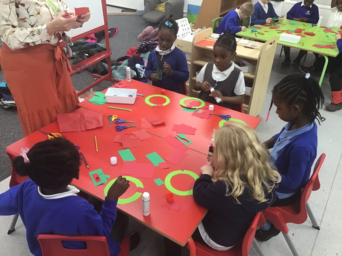 Fosse_TMET's tweet photo. Art Club have started to make a Poppy Wreath for Remembrance Day. This will be an ongoing project that the children will return to. #fmartclub #fmextracurricular #fmfun https://t.co/kUS1Cr5J7G