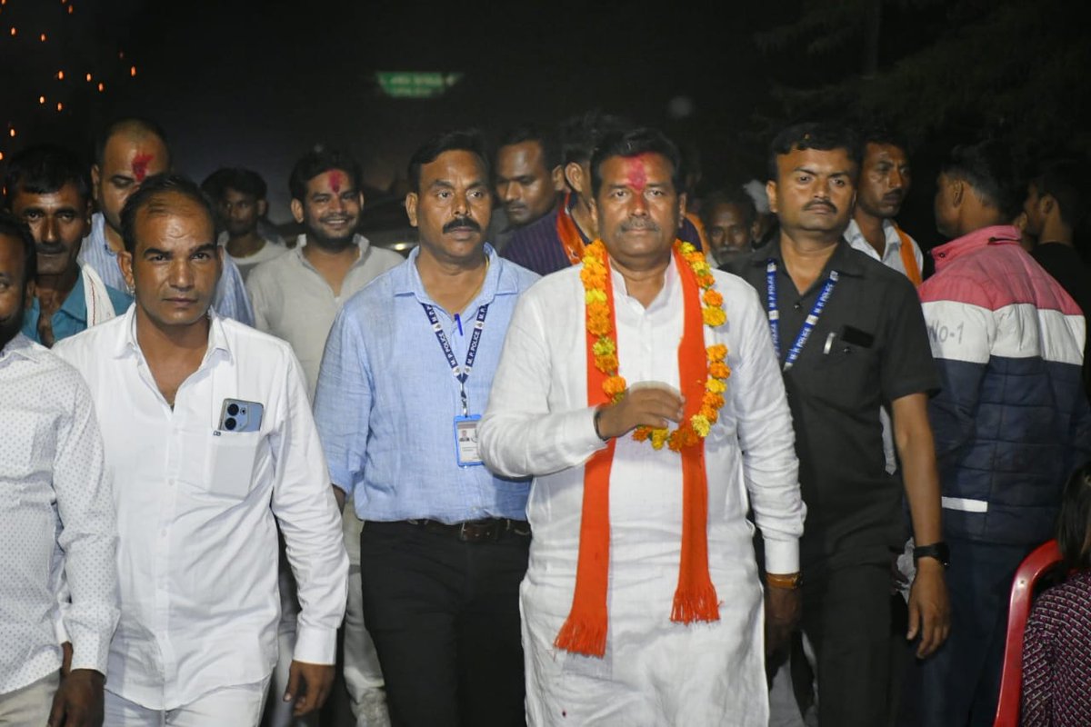 BharatBjp11's tweet photo. जनता दे रही अपना हर कीमती पल,
इस बार फिर खिलेगा कमल। 

आज #ग्वालियर_ग्रामीण_विधानसभा_क्षेत्र के ग्राम गजीपुरा, राय सिंह का पुरा और नटों का पुरा में विधानसभा चुनाव के अंर्तगत चल रहे मैराथन चुनावी जनसंपर्क के दौरान आखिरी में ग्रामवासियों से आत्मीय संवाद किया और भारतीय जनता पार्टी के पक्ष में शत प्रतिशत मतदान करने का अनुरोध किया।
#फिर_इस_बार_भाजपा_सरकार