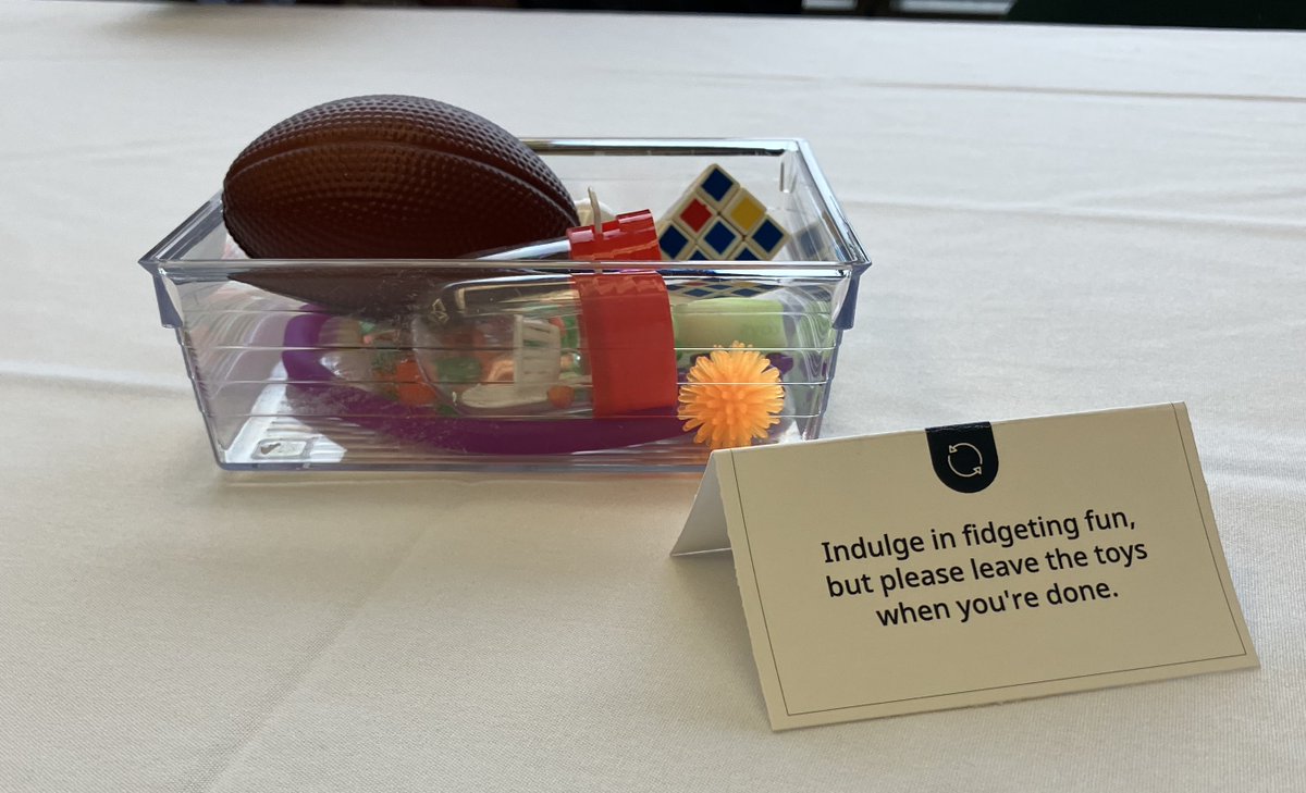 dreamsanatomy's tweet photo. There are fidget toys on every table! So nice : )#STUDIO23 https://t.co/oibcnn2DFc