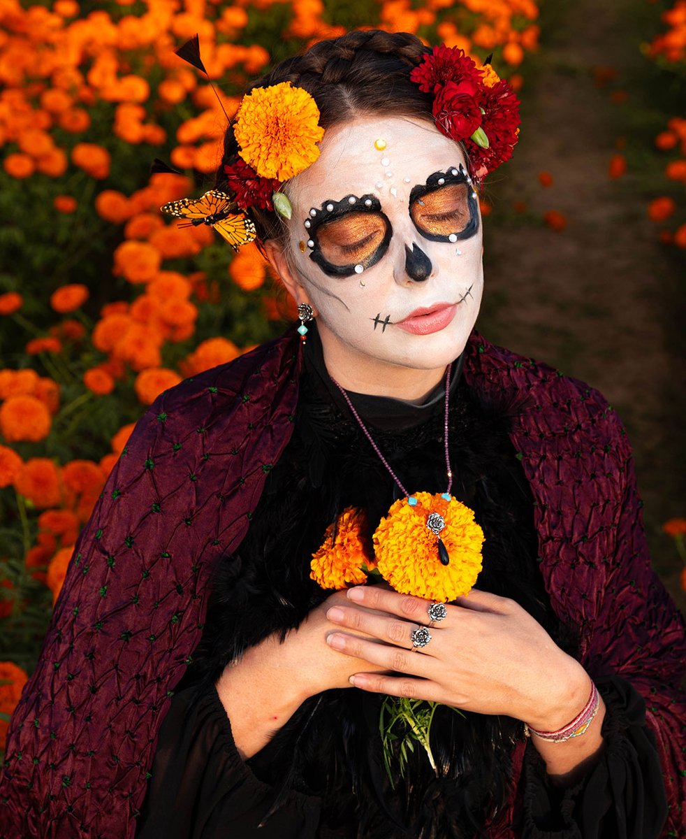 Las joyas de cempasúchil capturan la esencia del Día de Muertos, donde el color y la memoria se entrelazan. Celebremos juntos la vida y la tradición con la elegancia de estas piezas únicas. 🌼 

#DíaDeMuertos #JoyeríaDeCempasúchil #Joyasdeplata