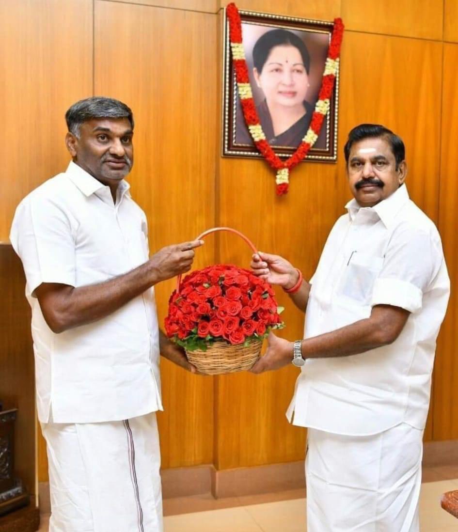NavinEce86's tweet photo. எங்கள் அண்ணன் அரசியல் ஆசான் எங்கள் மாவட்ட செயலாளர் இளைஞர்களின் எழுச்சி நாயகன் @KCVeeramaniofl #TEAMKCV https://t.co/dAAJd5V9OR