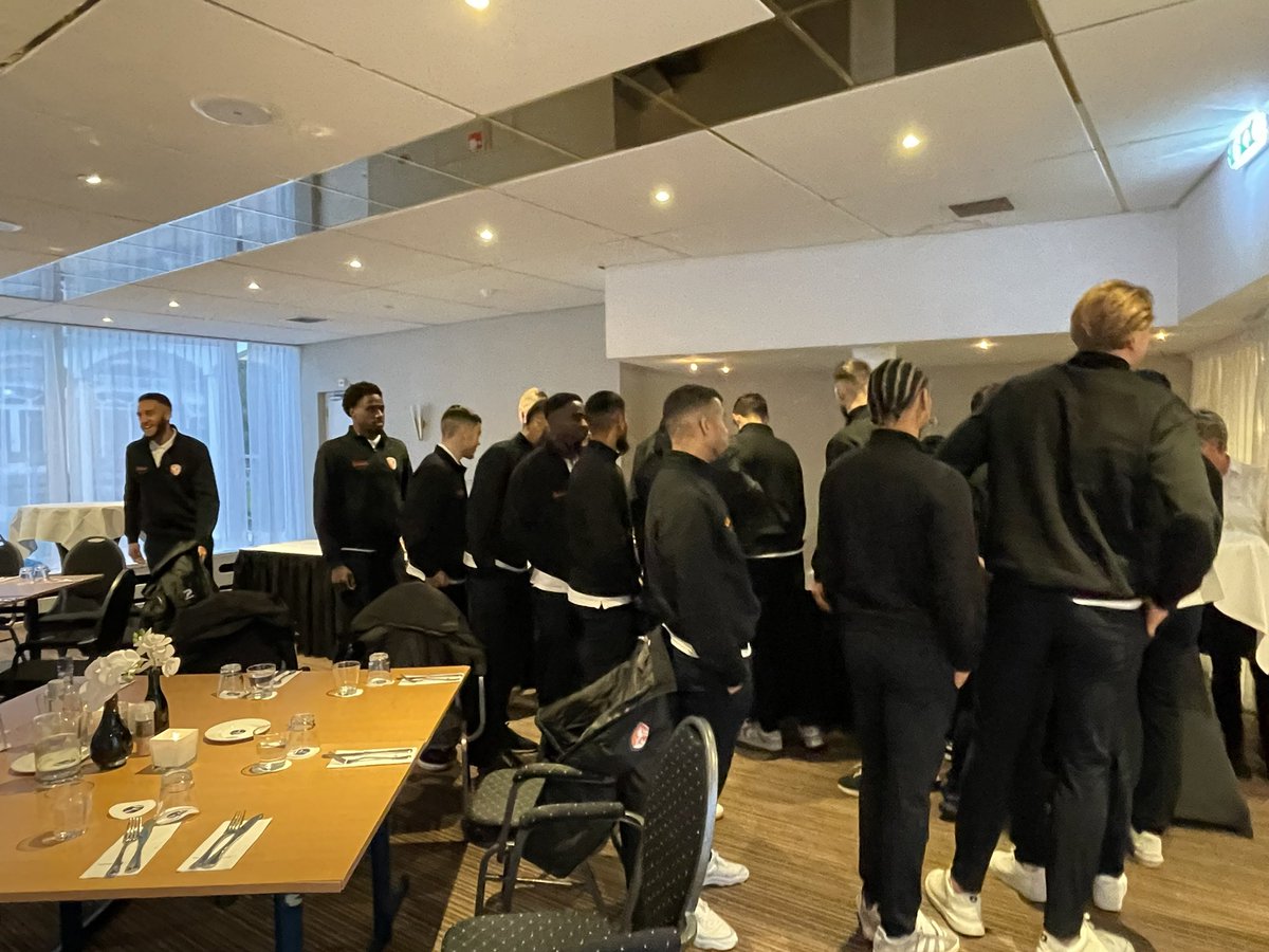 FletcherFootbal's tweet photo. Vandaag krijgen we bij Fletcher Hotel-Restaurant De Witte Raaf bezoek van @sv_TEC. De club uit Tiel mogen wij ontvangen voor een sportmaaltijd ter voorbereiding op hun bekerwedstrijd tegen VV Katwijk.
Wij wensen de club veel beker-succes โฝ๏ธ
#kattec #tiel #katwijk #noordwijk https://t.co/nLnrUJCUKe