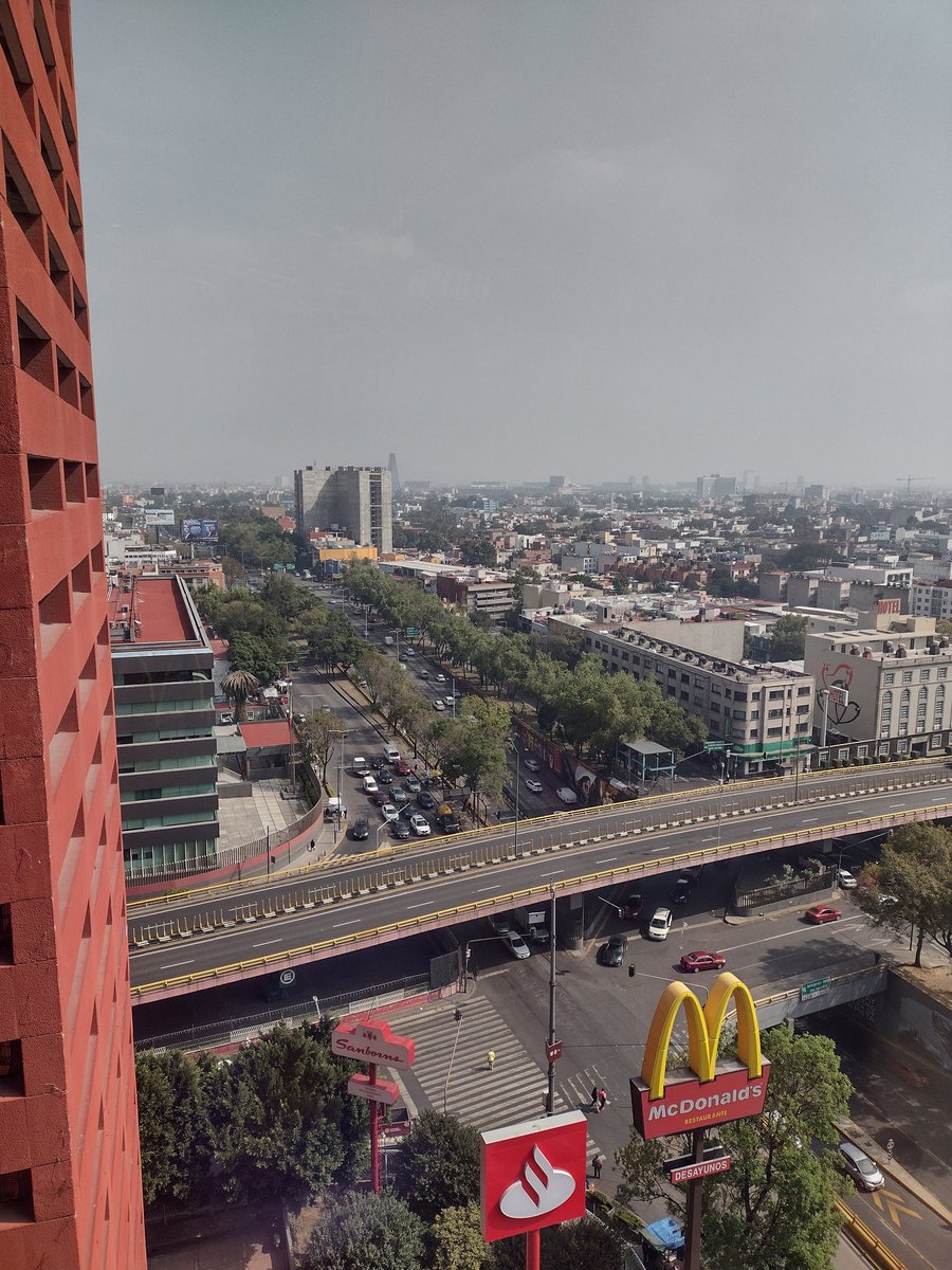 Thrawnian's tweet image. Ya está saliendo el solecito en la CDMX #PoderosoTieneFrío