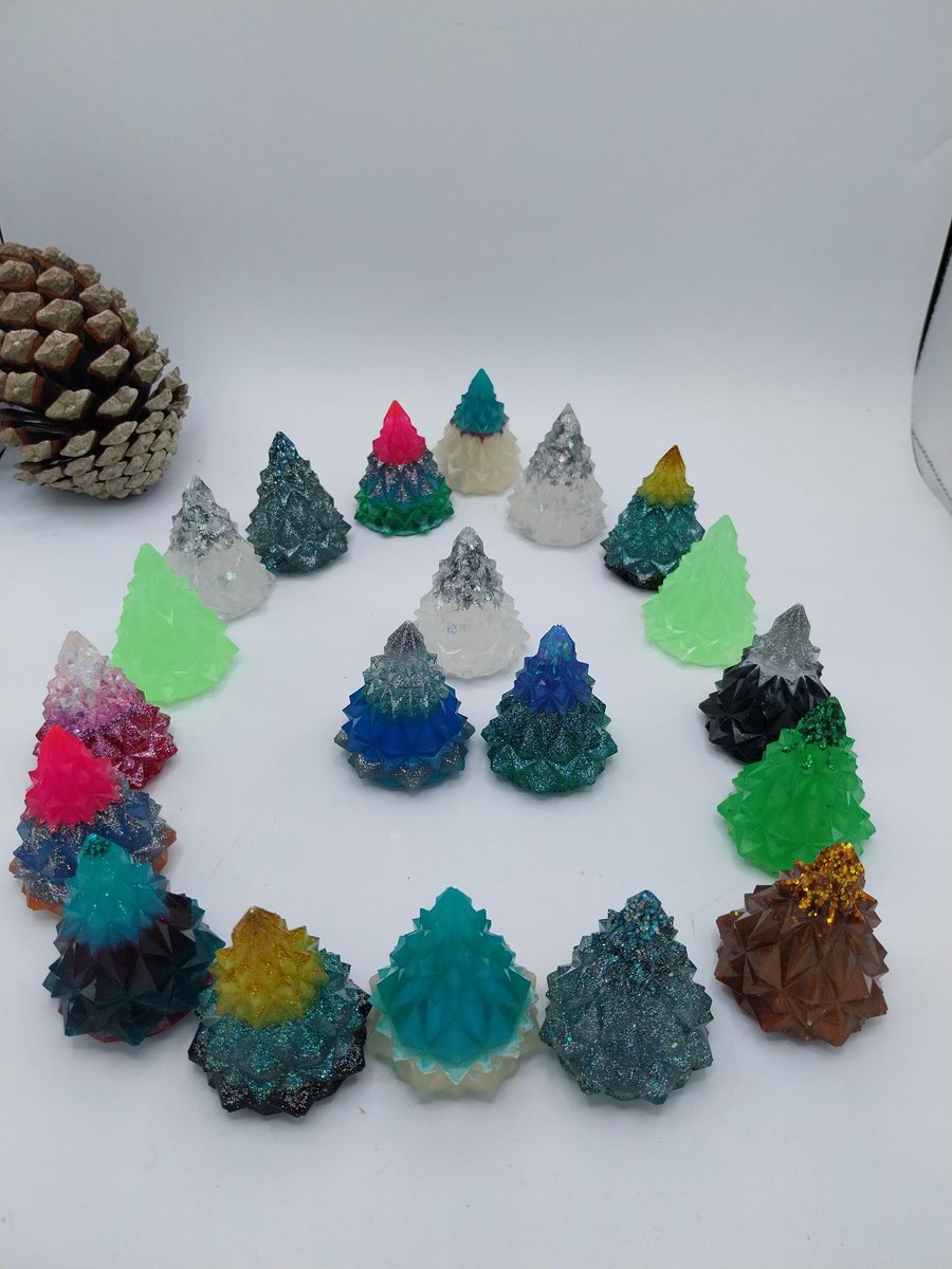 TysRosy's tweet photo. Promotion de fin d'année. 
Je cède le petit sapin à 3 euros au lieu de 5 euros.  La pointe est légèrement moins haute mais il reste tout de même très beaux. 
Certains sont phosphorescents. 
Et pour conclure, cela sera 3 achetés et le 4 ème gratuit. 
Il n'y aura que ceux la. https://t.co/pzTDmWEqAq