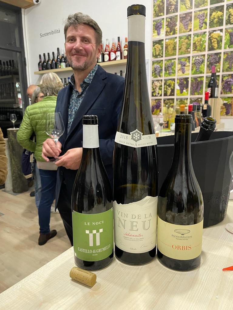 missaglia_sara's tweet photo. ❓Lui è Luca Gonzato e sapete perché è felice?!?
‼️Perché ha inaugurato la sua enoteca, quella che nasce dopo anni di ricerche e studi dedicati ai vitigni resistenti!
.
📍Dipende che vino - via Ruggero Bonghi 12 - Milano
.
#lucagonzato #dipendechevino #piwi #vitigniresistenti https://t.co/c332TcSekc