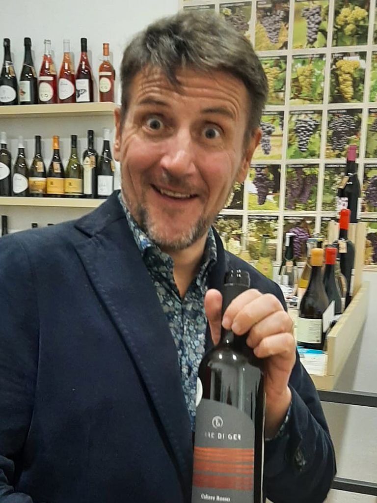 missaglia_sara's tweet photo. ❓Lui è Luca Gonzato e sapete perché è felice?!?
‼️Perché ha inaugurato la sua enoteca, quella che nasce dopo anni di ricerche e studi dedicati ai vitigni resistenti!
.
📍Dipende che vino - via Ruggero Bonghi 12 - Milano
.
#lucagonzato #dipendechevino #piwi #vitigniresistenti https://t.co/c332TcSekc