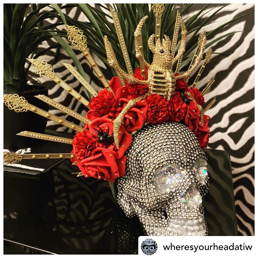 WheresYrHeadAt's tweet photo. No such thing as to much bling 💀

#WheresYourHeadAt #DiaDeLosMeurtos #Headdress #FestivalHeaddress #Skulls #FestivalOfTheDead #DayOfTheDead #FestivalWears #FestivalFashion #Bling #HaloCrown #FestivalStyle #FestivalOutfit #FestivalVibes https://t.co/kMsCZlQgye