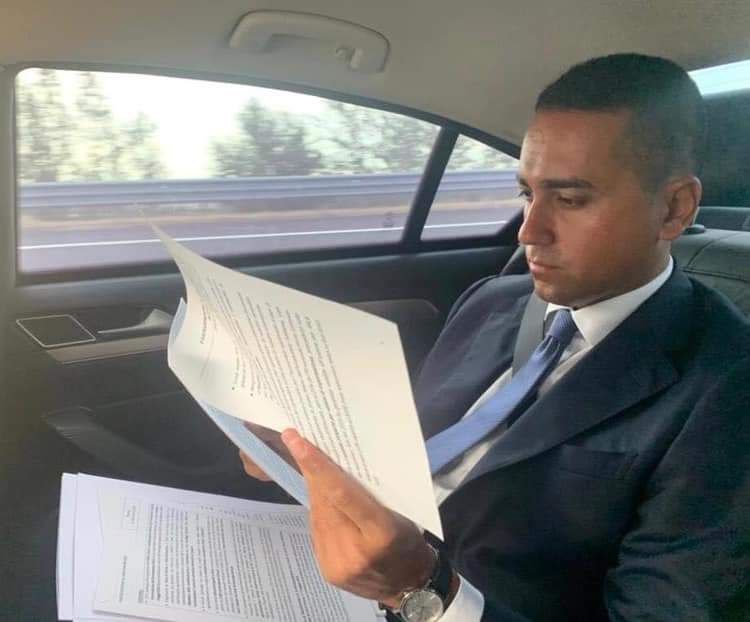 STATE SERENI;
È ARRIVATO GIGETTO🤣🤣

L'Alto Rappresentante UE per il Medio Oriente, Gigetto "Vendo bibite" Di Maio è arrivato in Medio Oriente per risolvere la crisi in atto.
Nella foto lo vediamo mentre impara le tabelline in lingua Israeliana.
VI SENTITE SOLLEVATI?