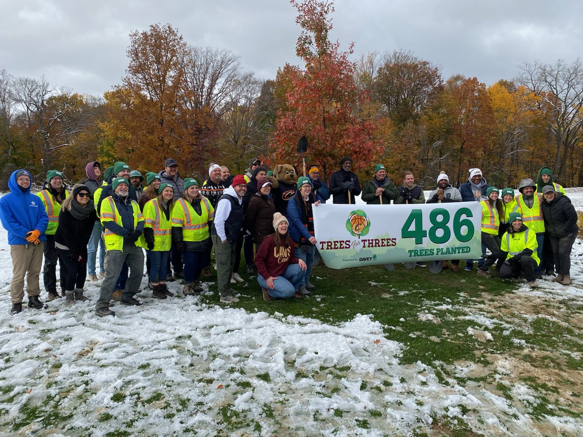 DaveyTree's tweet photo. We can't thank our TREEmendous group of volunteers enough for helping us plant these #Trees4Threes trees today. Thank you for helping us add more trees to #CLE's tree canopy!
@cavs @clevemetroparks #Cavs #FindYourPark #DaveyTree #LetEmKnow https://t.co/NWHTTfdLpN