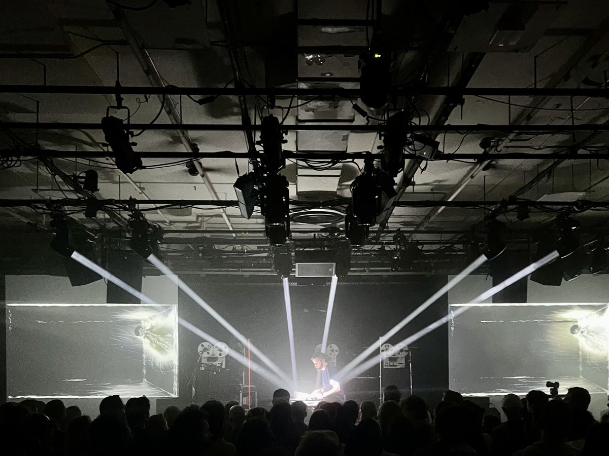 notchvfx's tweet image. We spoke with @brettbolton_av about his history as an audiovisual artist and the debut of his new project, PHASES, at this year's MUTEK Montréal. Read all about it here!

Photos courtesy of MUTEK/Jérémie Gerhardt and Bent Stamnes.

go.notch.one/phasesmutekint…

#madewithnotch