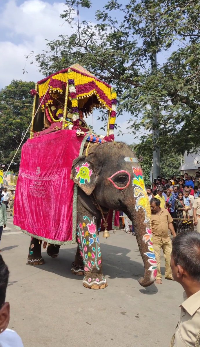 KolarPeace's tweet photo. ಕೋಲಾರ : ಕನ್ನಡ ರಾಜ್ಯೋತ್ಸವ -೨೦೨೩ 💛❤️
🎥:  https://t.co/4QNGPBpqgZ #KannadaRajyotsava #kolara #ka07 https://t.co/rptC5Mfkor