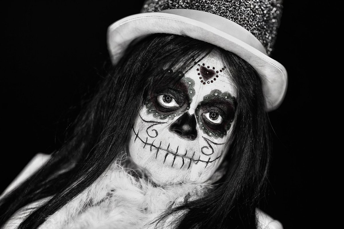 Feliz #DiaDeLosMuertos. 🌼💀🟠

 #DayOfTheDead #ArtThroughLens #blackandwhitephotography #josegirl