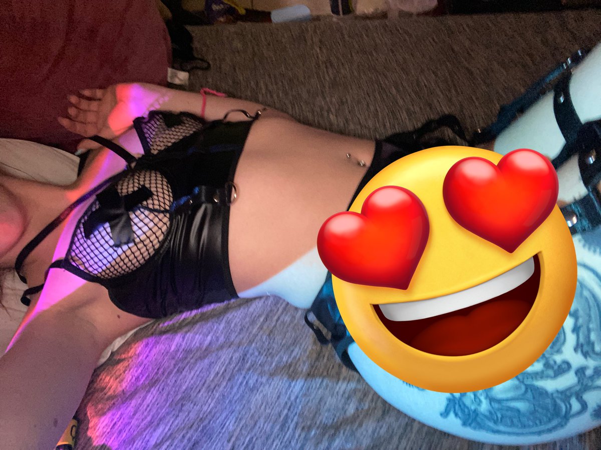 mmiller2k23's tweet photo. https://t.co/QoEvVnpJke started my day right and dressed up a lil just for you to see😈 
Check out my link for more info and follow me for all updates 😁 
#onlyfans #onlyfans_girl #onlyfansbabe #onlyfansmodel #onlyfanspromo #onlyfanscreator https://t.co/dxdIOgOnaW