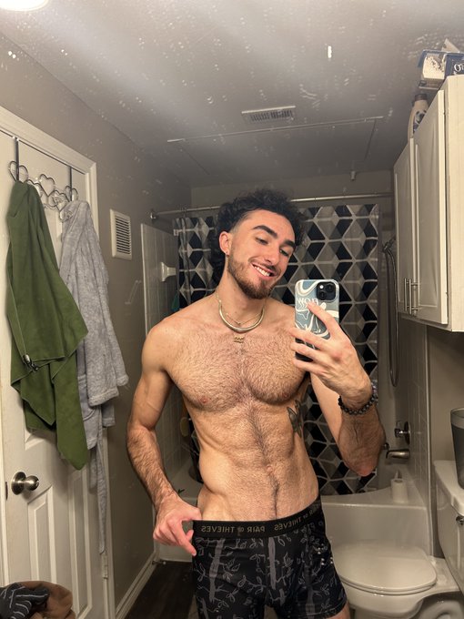 4 stages of stereotypical Gino mirror selfies https://t.co/veu7ts63Cz