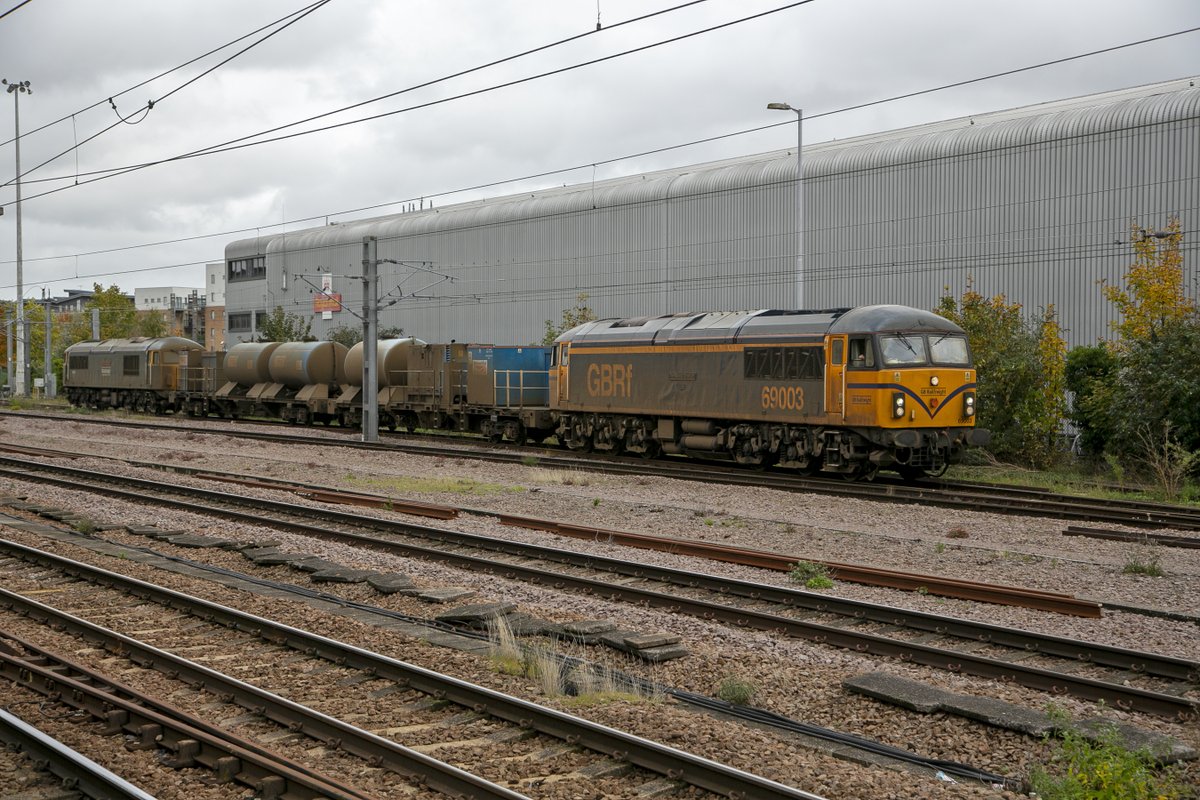 kwpartlow's tweet image. GBRf Class 69 No.69003 The Railway Observer with No.69007 Richard Trevithick on the rear at Cambridge on 1st November 2023 working 3S81 07:12 Broxbourne Dn Tamper Sdg-Broxbourne Dn Tamper Sdg RHTT.#class69 #RHTT #Cambridge
