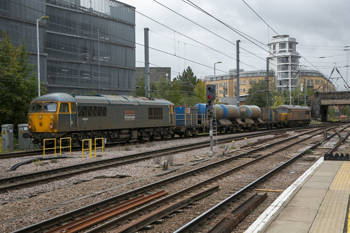 kwpartlow's tweet image. GBRf Class 69 No.69003 The Railway Observer with No.69007 Richard Trevithick on the rear at Cambridge on 1st November 2023 working 3S81 07:12 Broxbourne Dn Tamper Sdg-Broxbourne Dn Tamper Sdg RHTT.#class69 #RHTT #Cambridge