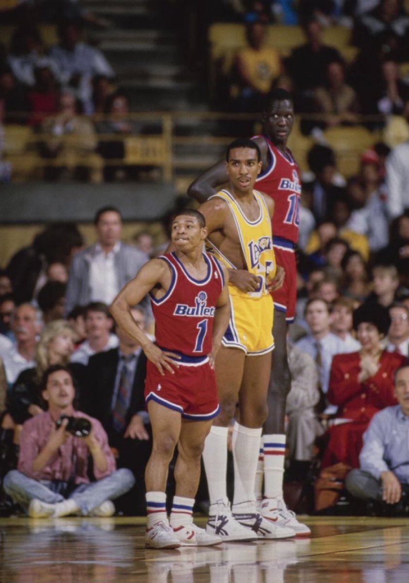 Super70sSports's tweet photo. “How’s your reception?”

“Not bad, I’ve got three bars.” https://t.co/WVWBe10kK1