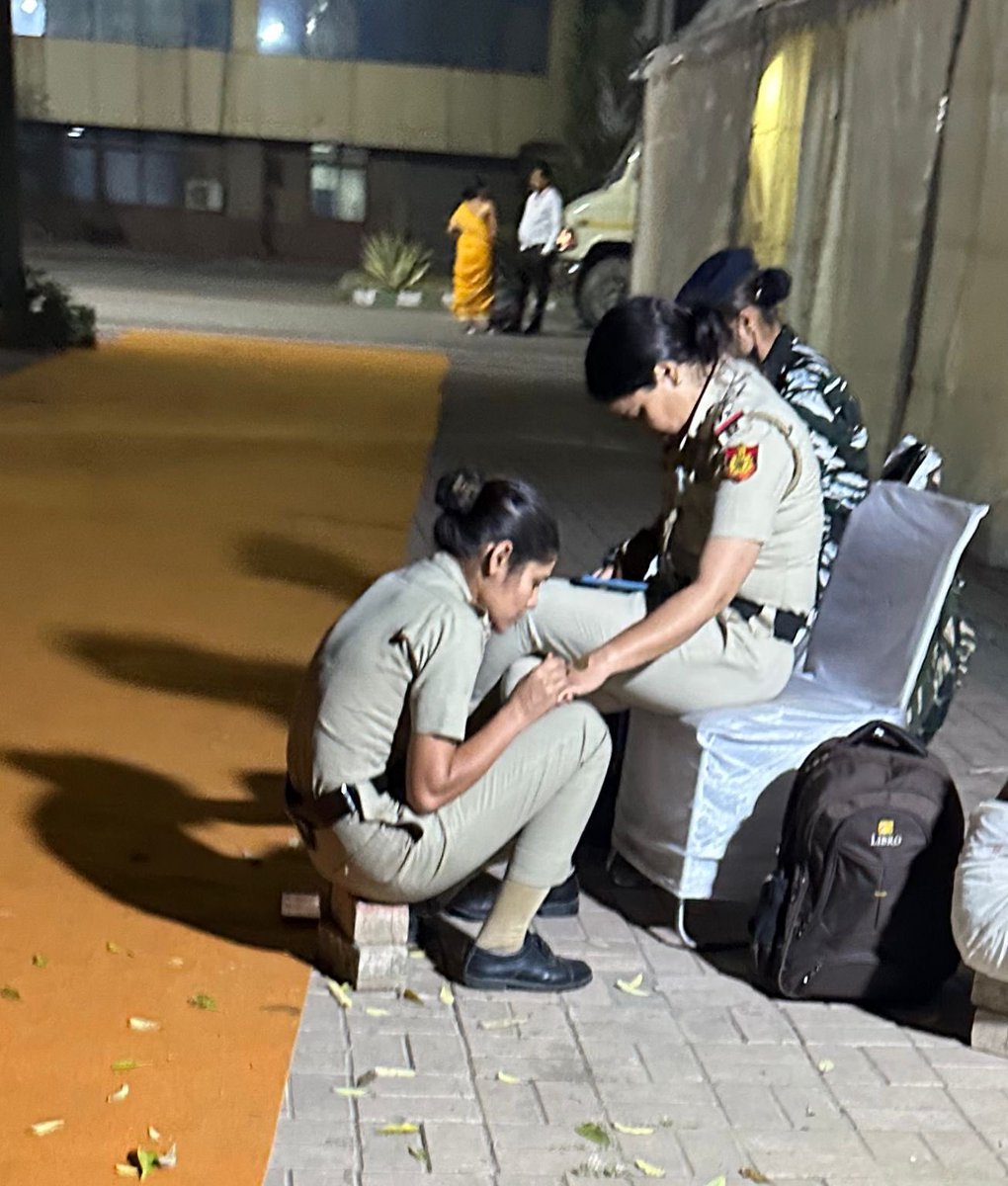 पुलिस वालों की जिंदगी। ड्यूटी भी, त्यौंहार भी 😊

#KarwaChauth