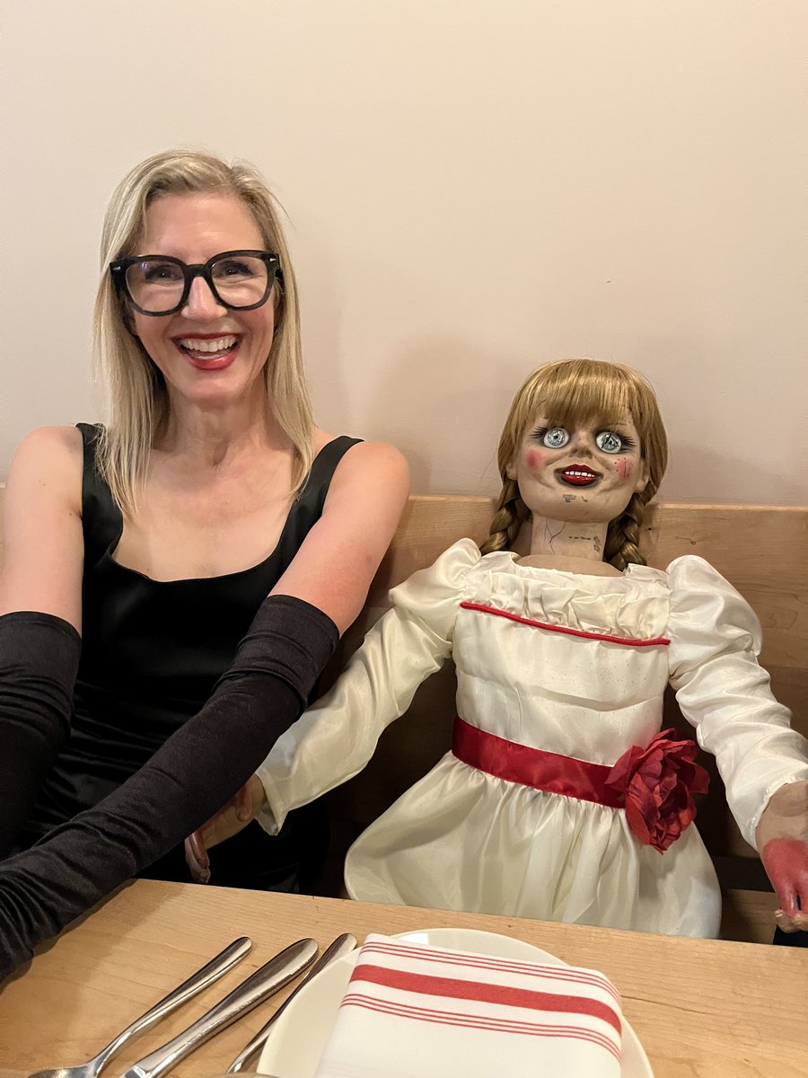🌟 I am officially reopening to queries! 🌟 As always, I'm looking for something to surprise and delight me with a great hook and a compelling voice, but here's a 🧵 with some wish list items. Starting with horror. Maybe about a doll? (Me, out to dinner last last night.) 1/?