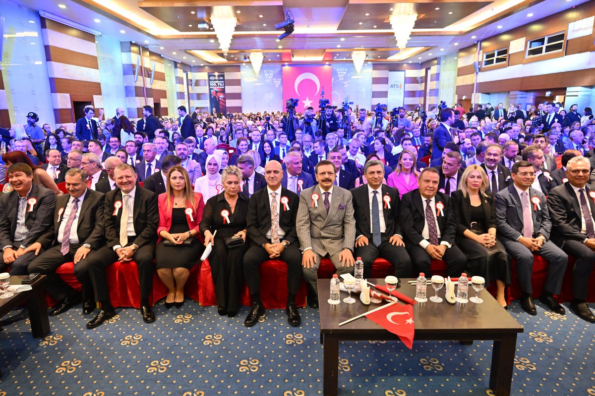 ATSO olarak Cumhuriyetimizin temel değerlerine olan bağlılığımızı daha da güçlendirmek, girişimciliğin, yeniliğin ve toplumsal faydanın büyük önemini vurgulamak amacıyla gerçekleştirdiğimiz ‘ATSO Cumhuriyetin 100. Yıl Ödül Töreni’ protokolün ve halkın yoğun katılımıyla başladı.