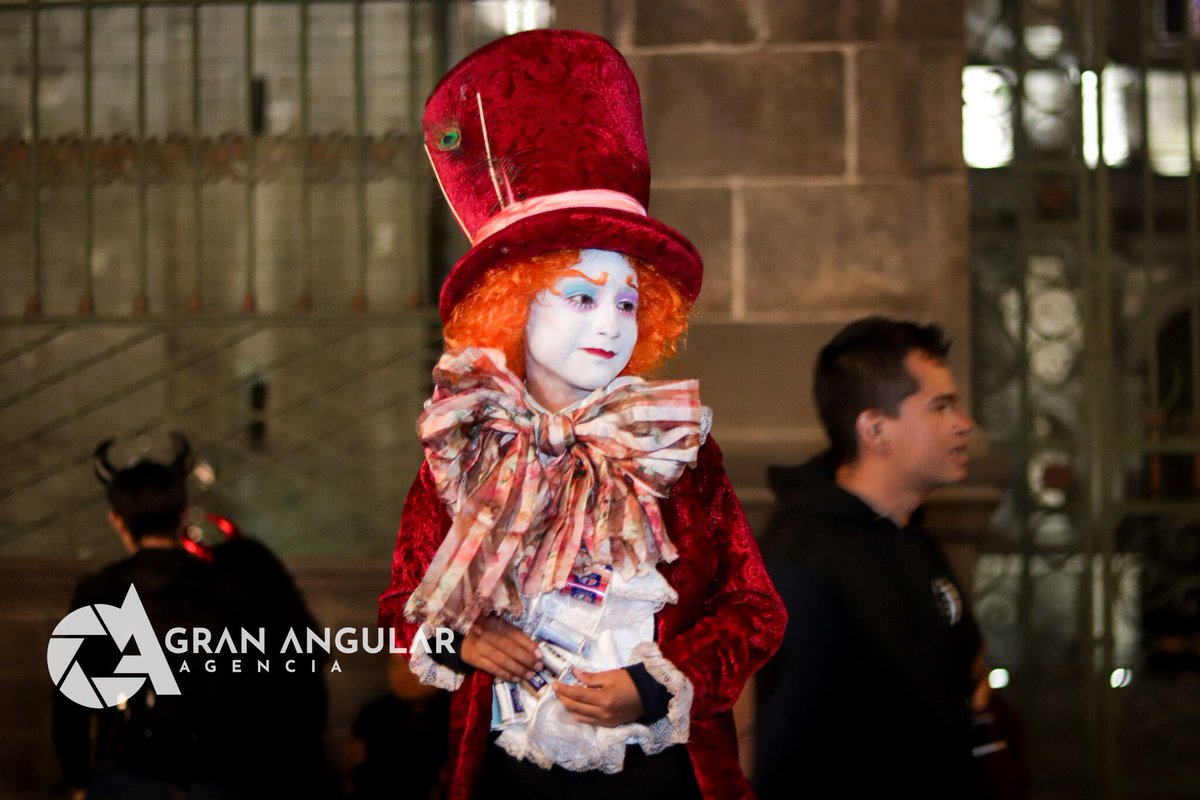 AngularAgencia's tweet photo. 🎃👻🤗 #EnFotos •• Con disfraces y atuendos tradicionales es como los más pequeños "pidieron calaverita" en las inmediaciones del #Zócalo capitalino

Via @Veck_Arenas https://t.co/bDdejFI8cy
