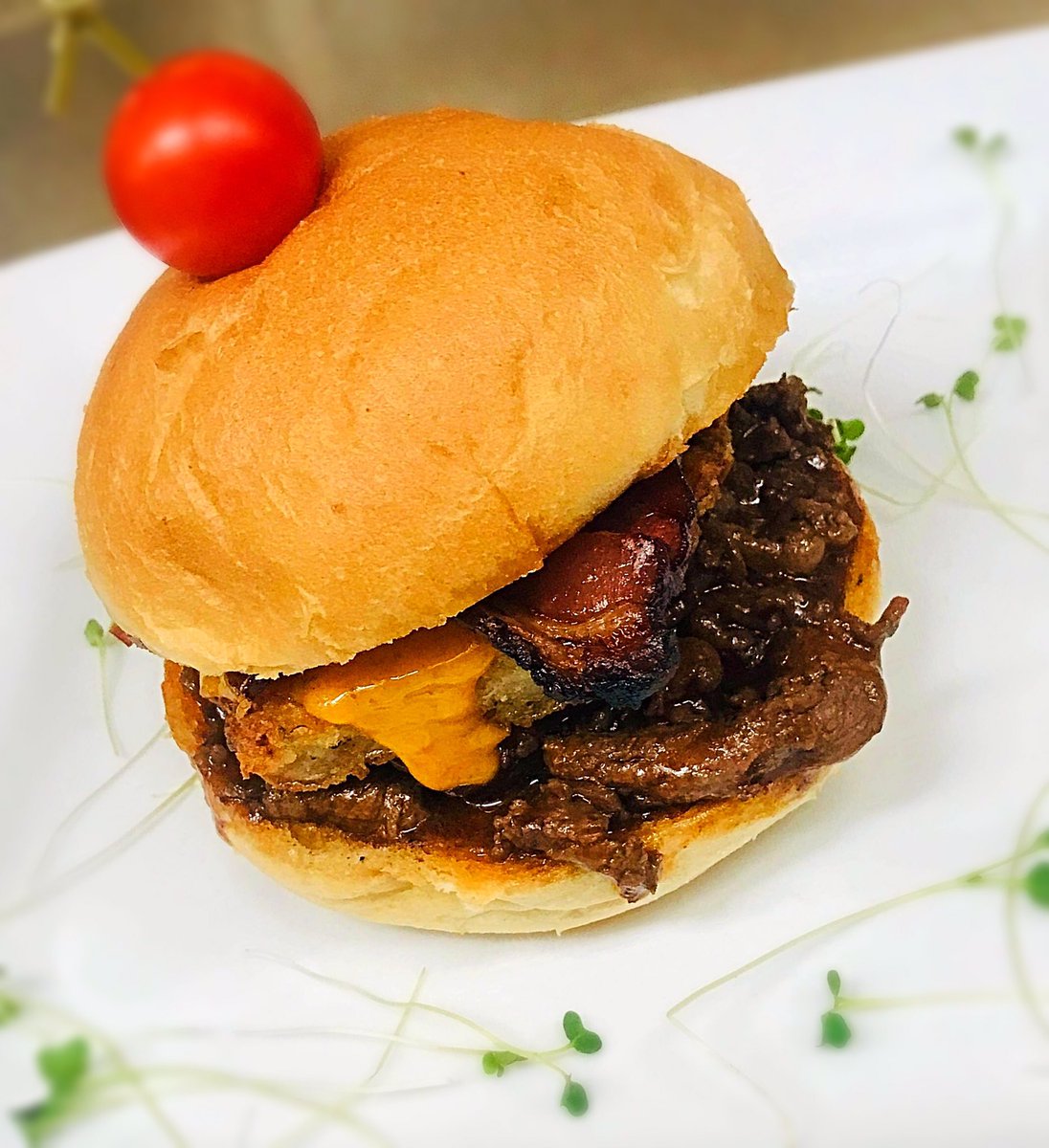 It’s Burger and a Pint Night!!! This evening’s feature is a Kentucky Bourbon BBQ Burger with a Cajun potato pancake, BBQ sauce, bacon and cheddar cheese. #kentuckybourbonwhiskey #baconlovers #burgerandabeer🍔🍺 #sealevelbrewing #burgerlovers🍔 #localbeeflover