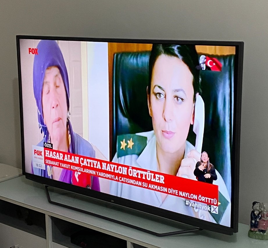 militerenstitu's tweet photo. Şehit Yarbay Songül Yakut'un annesi Sebahat Yakut'un yaşadığı ev şubat ayında meydana gelen depremde ciddi zarar görmüş. Çatısına ise branda çekilmiş. Kış ayı etkilerini göstermeden hasarın onarılması gerekiyor. 

Yetkililerin derhal ilgilenmesi gerekmektedir. Lütfen olabildiğince yayınız