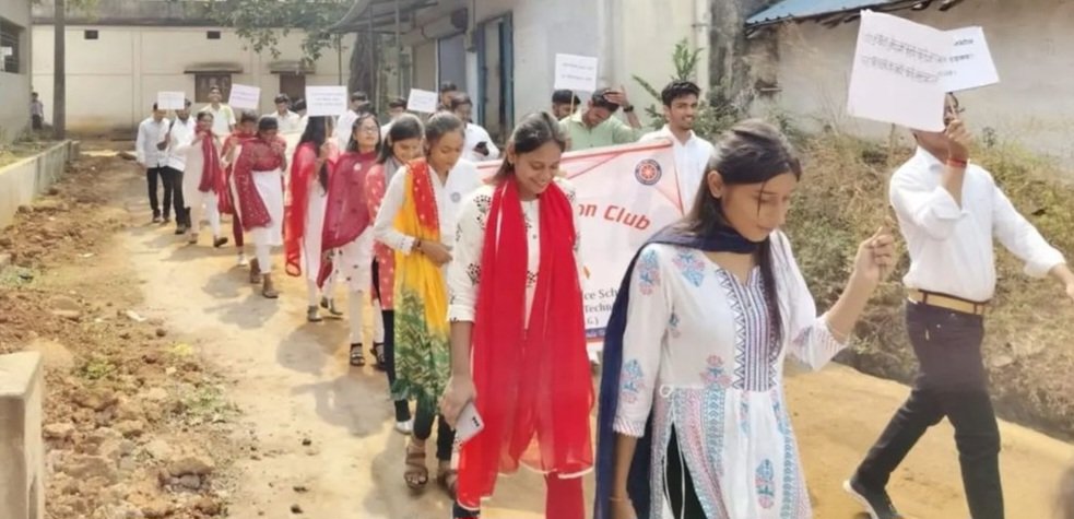 Harshadsinha2's tweet photo. Volunteers of @Nss_ssgi organised one day Camp at village Jewara-Sirsa on the occasion of National Unity Day and the theme was #YourVoteYourVoice.
@_NSSIndia 
@ianuragthakur 
@ashokshrotinss 
@NeetaBajpai5 
@nsscsvtuCG 
@NSSRDBhopal 
@YASMinistry 
@dr_dsraghu https://t.co/4CDNF73Ssc
