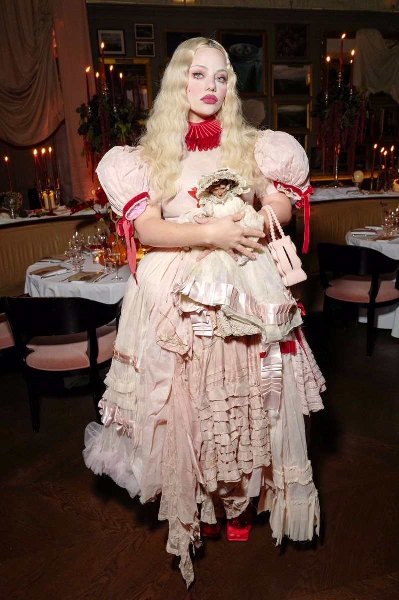 dearvotion's tweet photo. dilara findikoglu’s 18th century themed halloween party https://t.co/YsoBuZrhIm