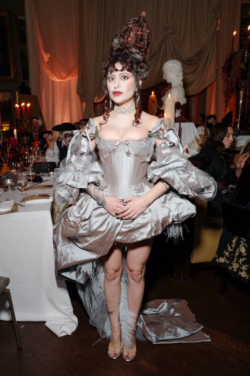 dearvotion's tweet photo. dilara findikoglu’s 18th century themed halloween party https://t.co/YsoBuZrhIm