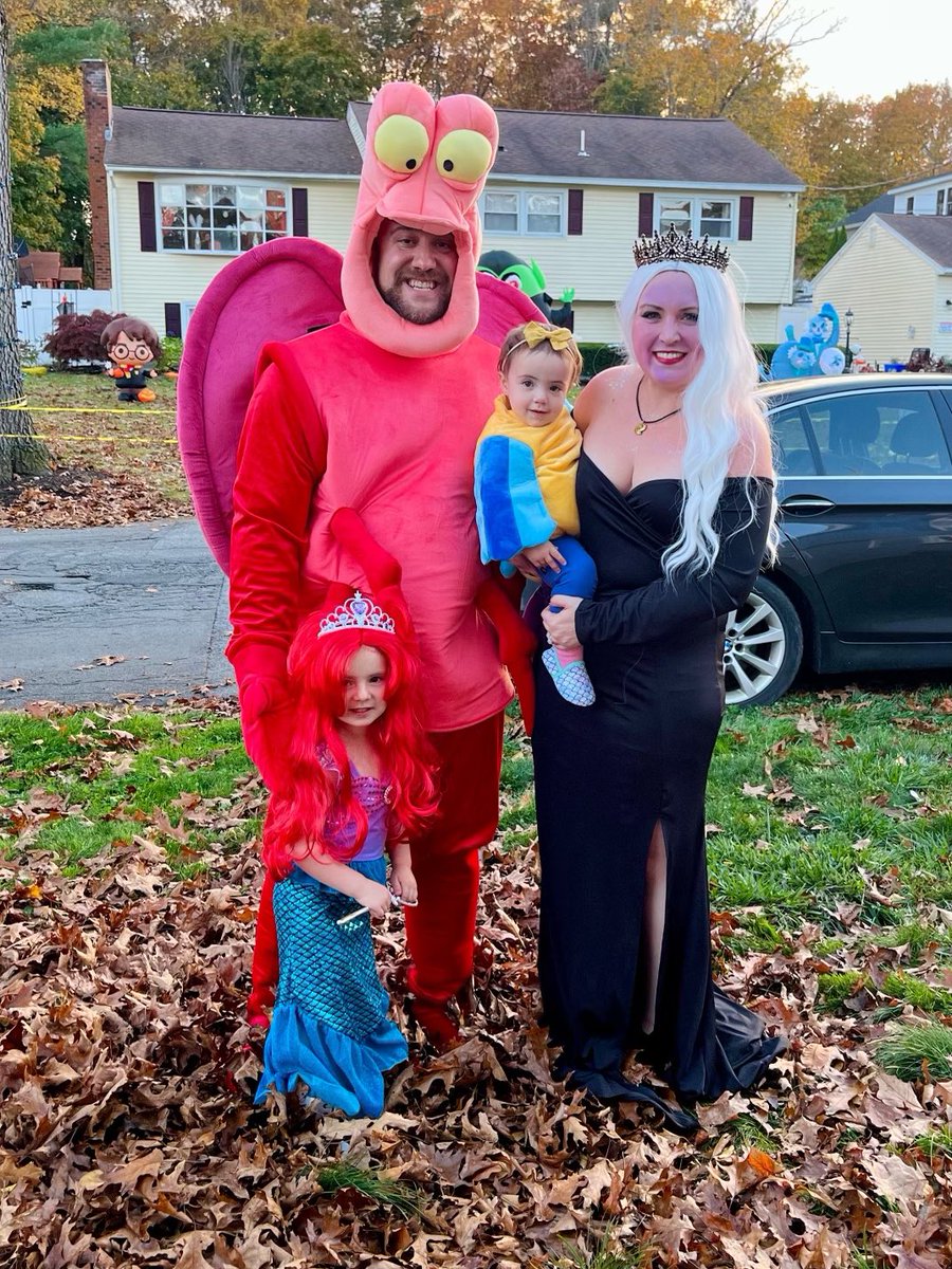 cuzzi_robert's tweet photo. Family Halloween costumes… of course https://t.co/XJaMqCPbLA