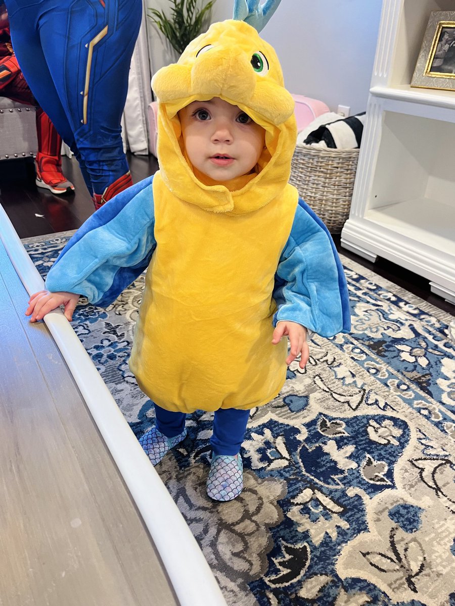 cuzzi_robert's tweet photo. Family Halloween costumes… of course https://t.co/XJaMqCPbLA