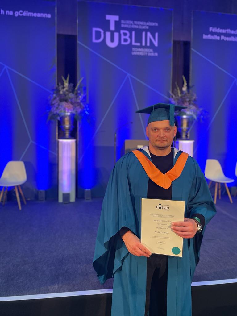 SAP_Landscapes's tweet image. @PovilasOkleiteris, one of our exceptional Operations Managers here at SAP Landscapes has been inspiring to us all; from Foreperson in 2015 to Contracts Manager in 2018, then onto Operations Manager in 2021, and now a proud owner of a Bachelor of Science in Horticulture. Go You!