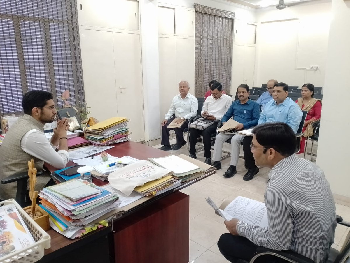 VaranasiCdo's tweet photo. दिनांक 1 नवंबर 2023 को भारत सरकार द्वारा महिला कल्याण विभाग की मिशन वात्सल्य योजना के अंर्तगत संचालित_ स्पॉन्सरशिप योजना से बच्चो को आच्छादित किए जाने हेतु मुख्य विकास अधिकारी श्री हिमांशु नागपाल विकास भवन सभागार में बैठक कर अधिकारियों को दिए निर्देश । https://t.co/9TwaBGGFOs
