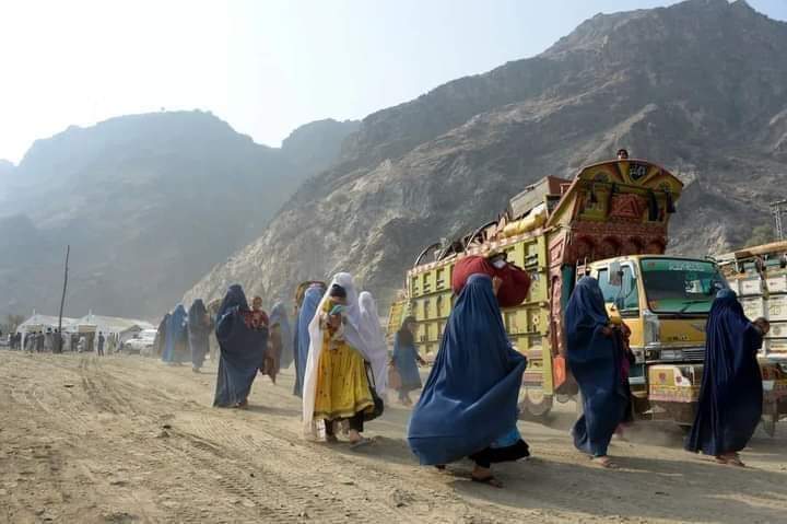 Misbehaviourrr's tweet photo. How impressively convenient it is to stay silent on the forced deportation of Afghan refugees,while ur heart aches solely for Palestinians. My condolences on the death of the conscience of hypocrites who turn a blind eye to the Afghan refugee crisis. #AfghanRefugees #Shameful https://t.co/NXeikLJHI0