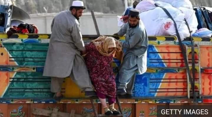 Misbehaviourrr's tweet photo. How impressively convenient it is to stay silent on the forced deportation of Afghan refugees,while ur heart aches solely for Palestinians. My condolences on the death of the conscience of hypocrites who turn a blind eye to the Afghan refugee crisis. #AfghanRefugees #Shameful https://t.co/NXeikLJHI0