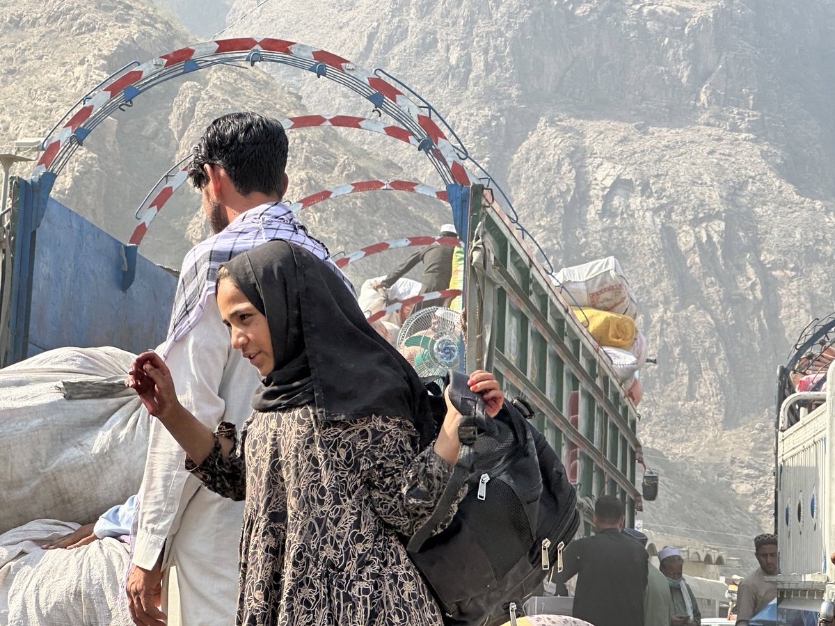 Misbehaviourrr's tweet photo. How impressively convenient it is to stay silent on the forced deportation of Afghan refugees,while ur heart aches solely for Palestinians. My condolences on the death of the conscience of hypocrites who turn a blind eye to the Afghan refugee crisis. #AfghanRefugees #Shameful https://t.co/NXeikLJHI0