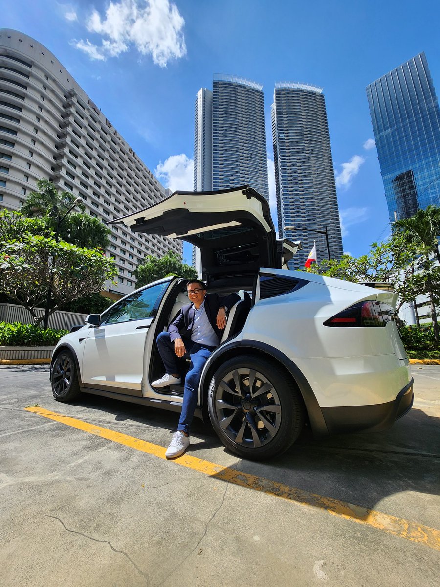 ralph_calinisan's tweet photo. Driving the Tesla Model X in the Philippines.🥰🇵🇭
#Tesla #TeslaMan #ModelX #CalinisanDominoBeronLaw
#EVSolutions https://t.co/WEKgqoRX0L