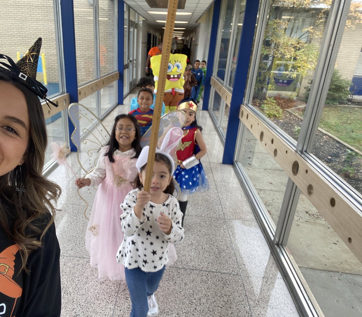 Ms_Taboada's tweet photo. Happy Halloween from 1-4 at LP!! 👻🧙🏼‍♀️🎃 https://t.co/4QVSnv8TOw