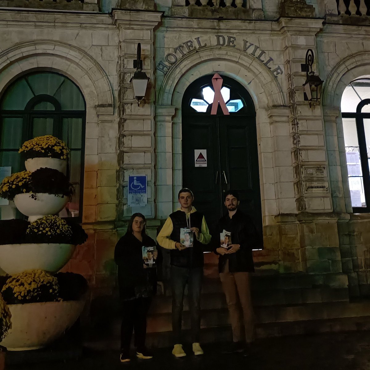 RNJ_62's tweet photo. La campagne pour les élections européennes continuait cette fois à #Pernes : malgré les intempéries et quelques petits monstres aperçus sur les façades, notre détermination reste intacte 🎃 #VivementLe9Juin https://t.co/g2rY5zi0WG